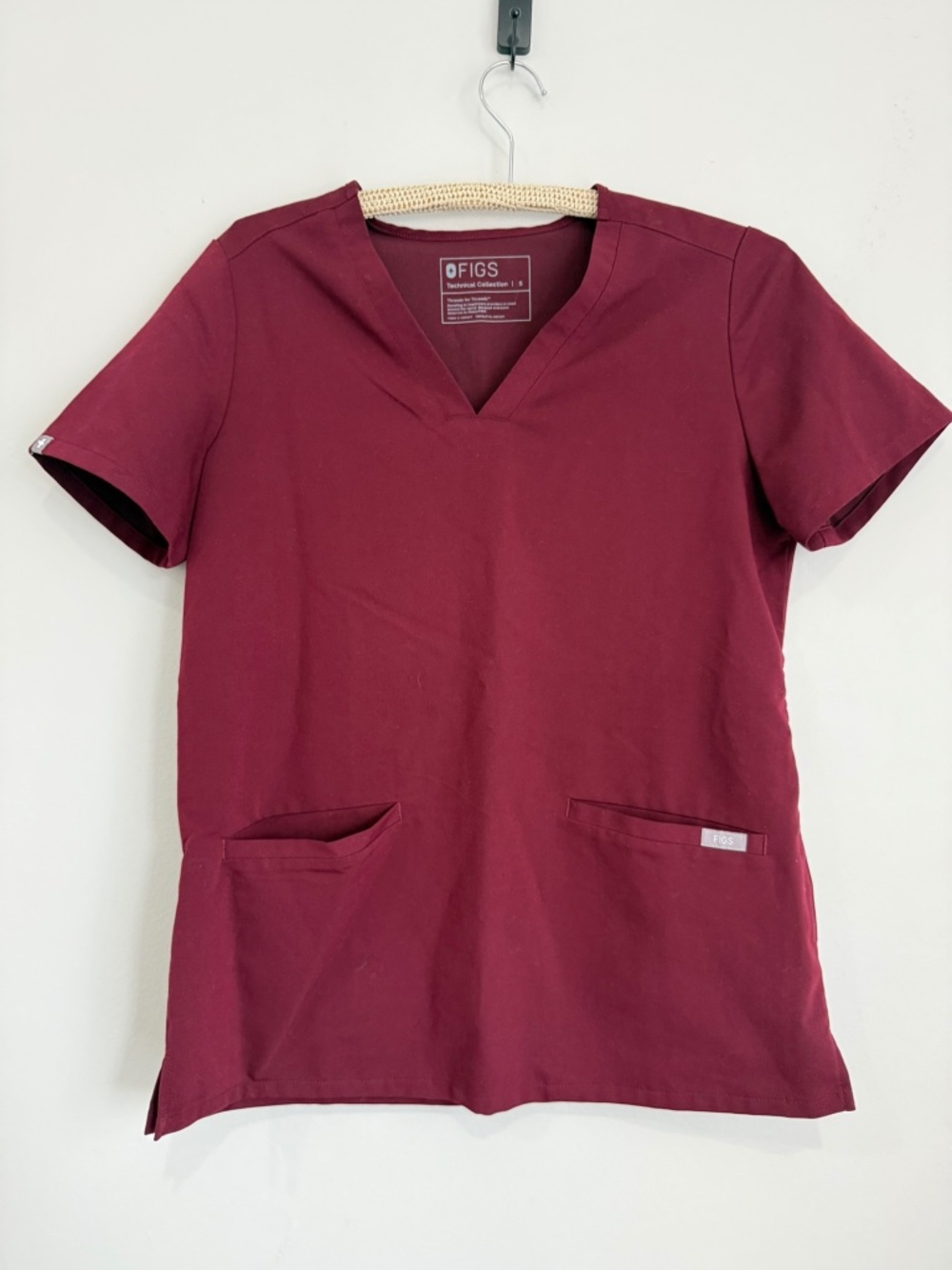 FIGS $42 Womens Small Burgundy Short Sleeve Casma Pocket Short Sleeve Scrub Top